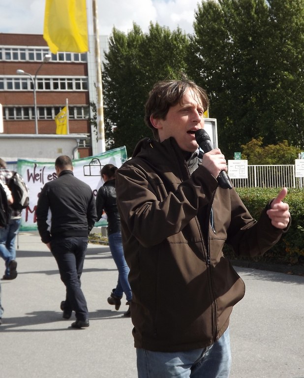 MLPD-Spitzenkandidaten bei Opel in Bochum 