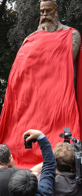 Neue Engels-Statue in Wuppertal entfacht hitzige öffentliche Debatte 